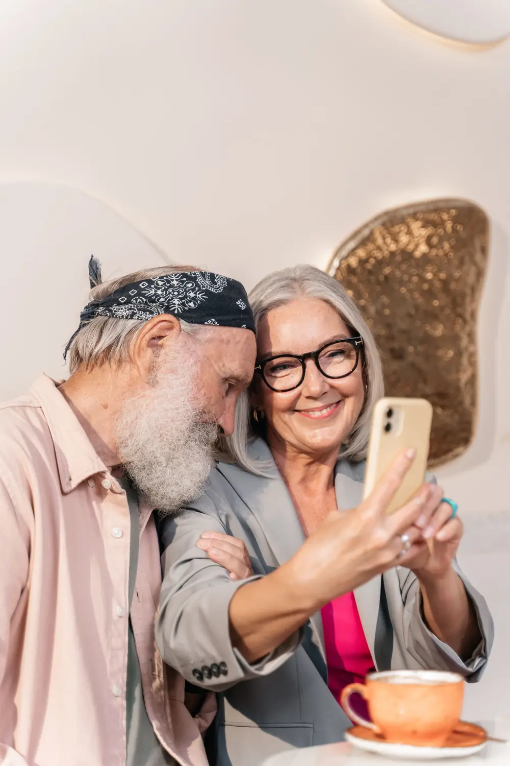 Casal de aposentados sorrindo ao celular