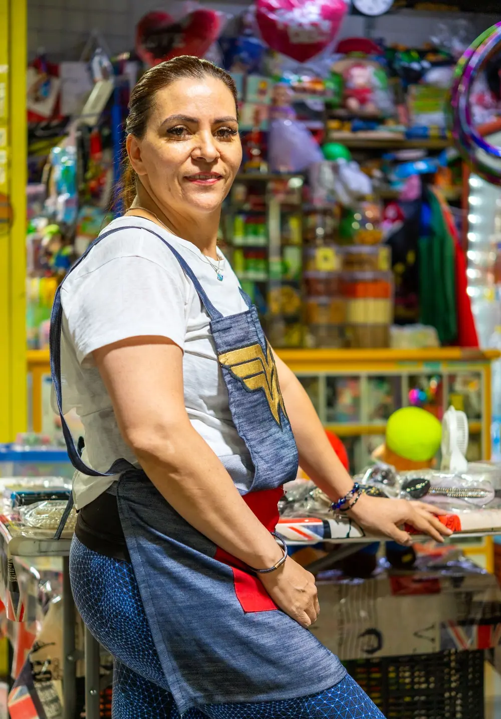 Empreendedora sorrindo na própria loja